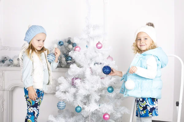 Μικρά κορίτσια με χριστουγεννιάτικο δέντρο — Φωτογραφία Αρχείου