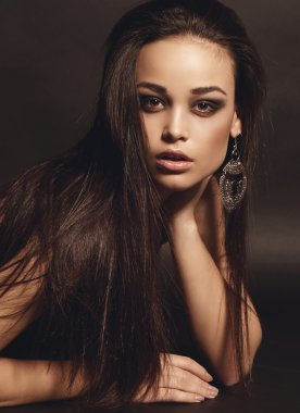 Koyu saçlı güzel kız