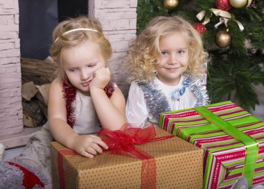 Noel hediyeleri ile küçük kızlar