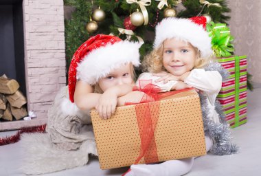 Noel Baba şapkalı küçük kızlar