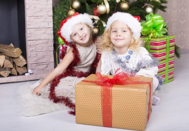 Noel Baba şapkalı küçük kızlar