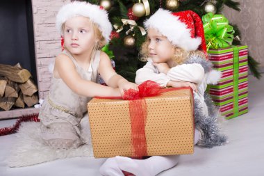 Noel Baba şapkalı küçük kızlar
