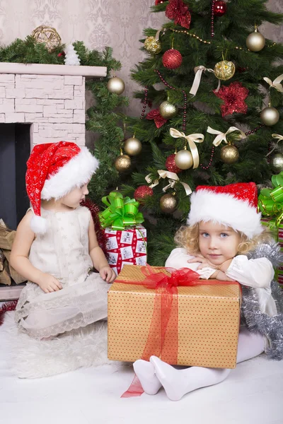 Noel Baba şapkalı küçük kızlar — Stok fotoğraf