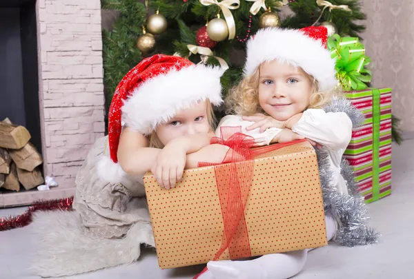 Petites filles dans le chapeau du Père Noël — Photo