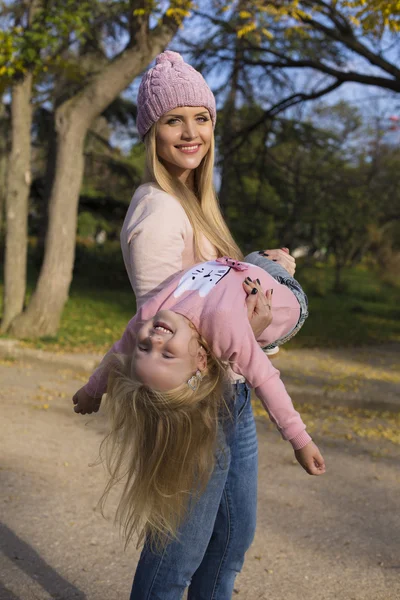 Beautiful mother with little daughter — Stock Photo, Image