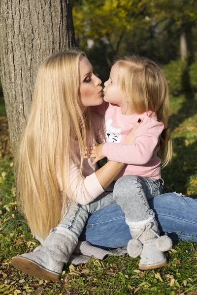 Schöne Mutter mit kleiner süßer Tochter — Stockfoto