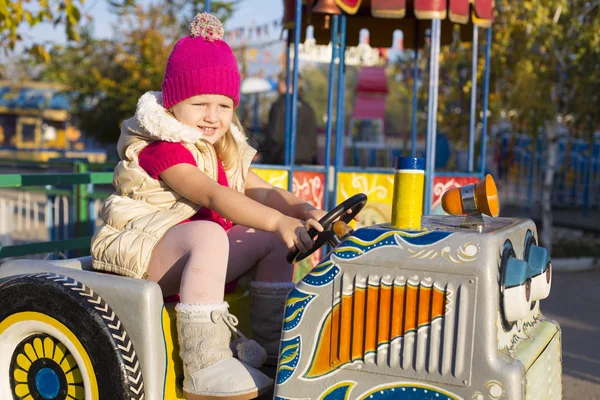 Lustiges kleines Mädchen mit im Parkhaus — Stockfoto