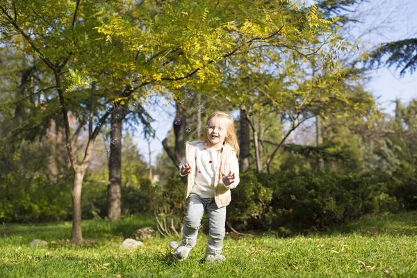 Щаслива дівчинка з мильними бульбашками — стокове фото