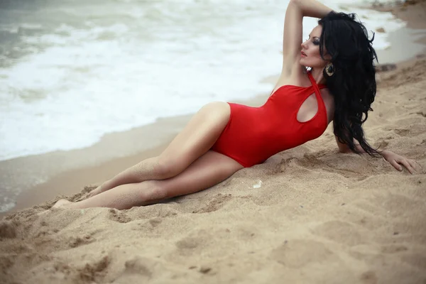 Mooi meisje in de rode swimsuite — Stockfoto