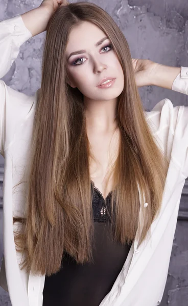 Mladá dívka s dlouhými vlasy — Stock fotografie
