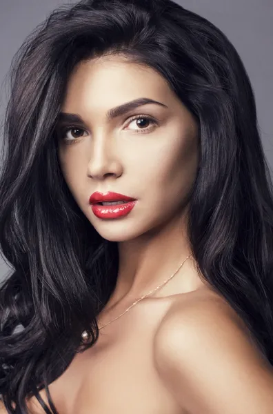 Menina bonita nova com cabelo preto — Fotografia de Stock