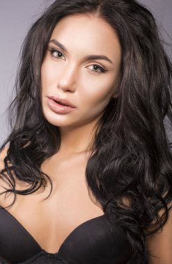 Siyah saçlı seksi kız