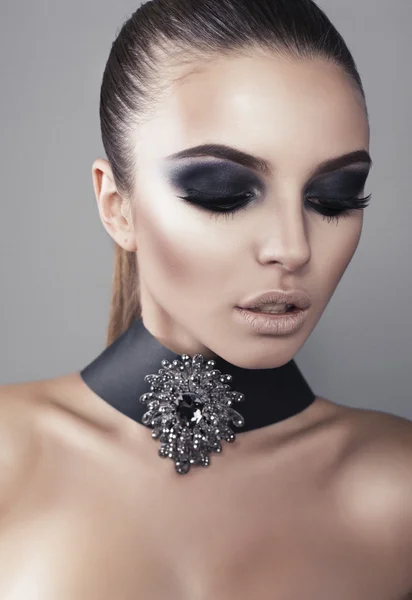 Smokey eyes ile güzel kız makyaj — Stok fotoğraf