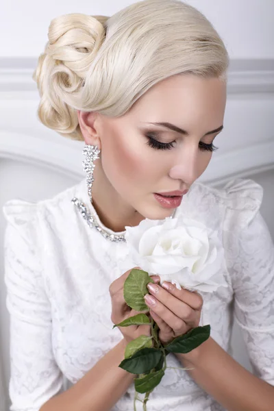 ブロンドの髪と美しい花嫁 — ストック写真