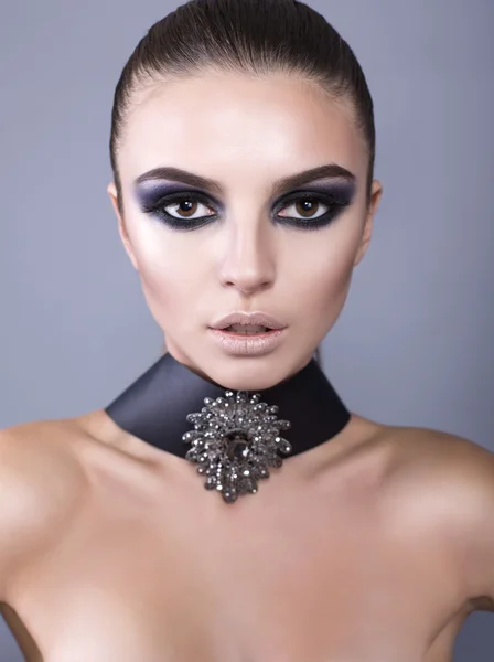 Beautiful model with smokey eyes make up — Stock Photo, Image