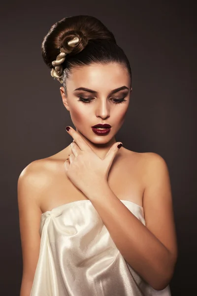 Vacker flicka i grekisk stil — Stockfoto