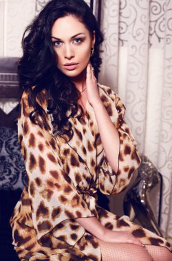 leopard siyah saçlı güzel kız elbise Yazdır