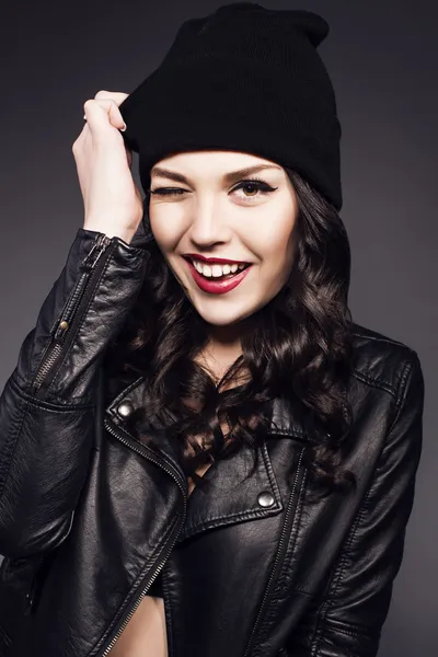 Портрет молодої усміхненої красивої дівчини в чорному капелюсі — стокове фото