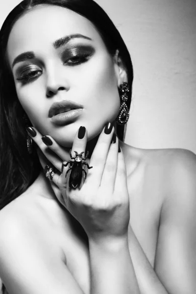 Сексуальная девушка с темными волосами и красивыми кольцами — стоковое фото