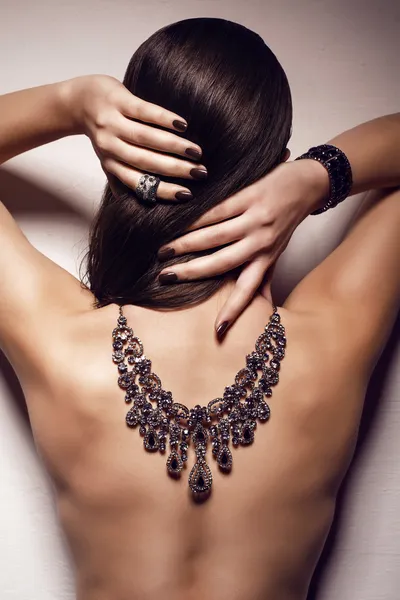 Retrato de mulher com costas nuas com jóias — Fotografia de Stock