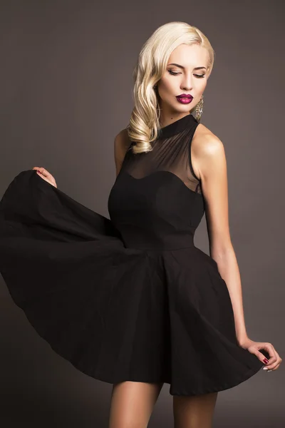 Mujer rubia sexy en vestido negro elegante —  Fotos de Stock