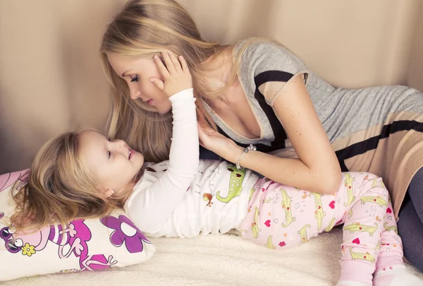 Entzückende süße kleine Mädchen mit ihrer schönen Mutter — Stockfoto