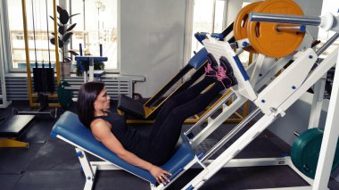 seksi sportif kadın spor salonunda spor yapma
