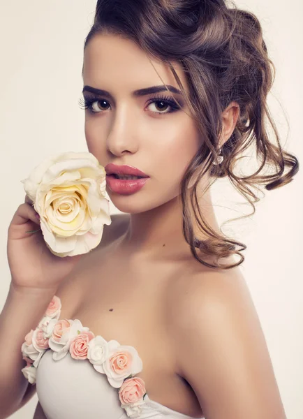 Portret de frumos bruneta cu trandafir — Fotografie, imagine de stoc