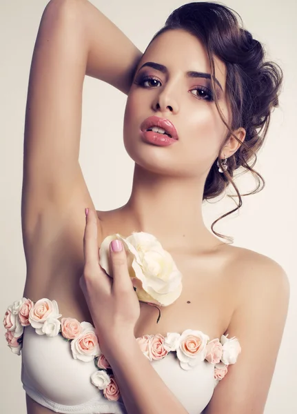 Portrét krásné bruneta s růží — Stock fotografie