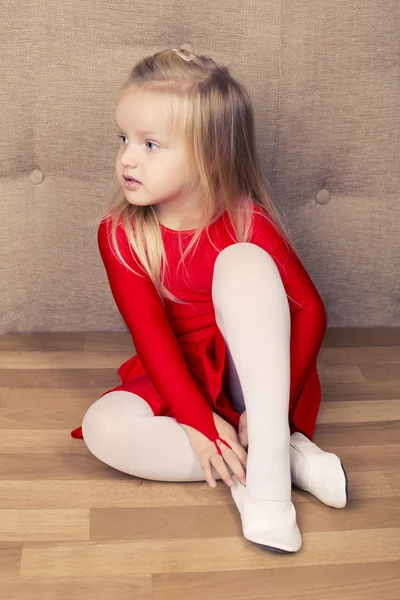 Kırmızı kısa elbise sevimli küçük kız — Stok fotoğraf