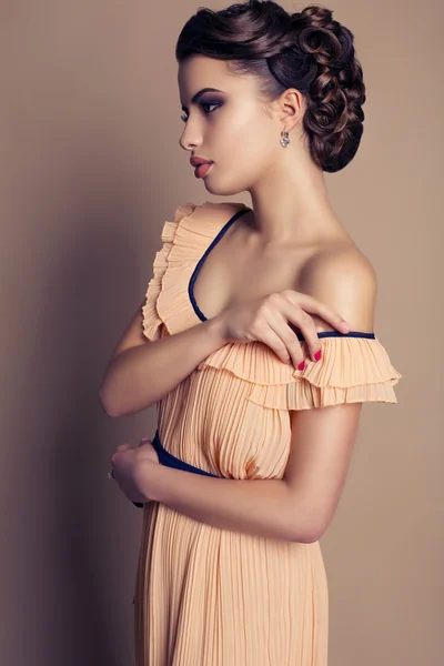 Hermosa mujer con cabello oscuro en vestido beige —  Fotos de Stock