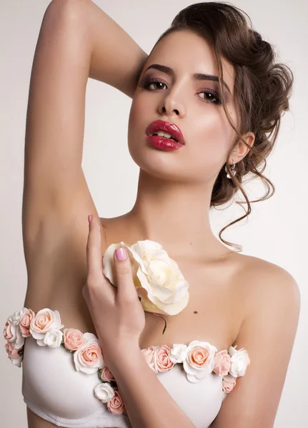 Портрет красивой брюнетки с розой — стоковое фото