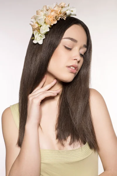Beautiful glamour brunette with headband — Stock Photo, Image