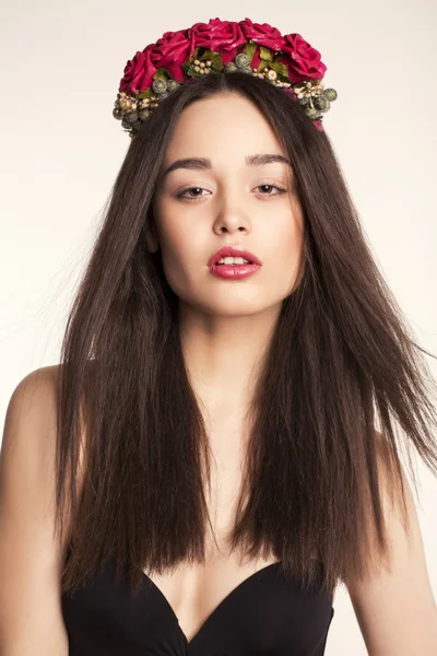 Retrato de mujer hermosa con diadema de flor — Foto de Stock