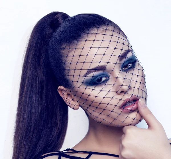 Glamour-Model mit dunklen Haaren mit Schleier im Gesicht — Stockfoto