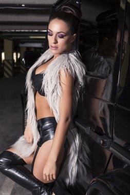 bir arabanın poz kürk manto ile seksi glamour kadın