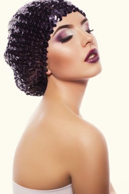 güzel model mor makyaj ile portresi