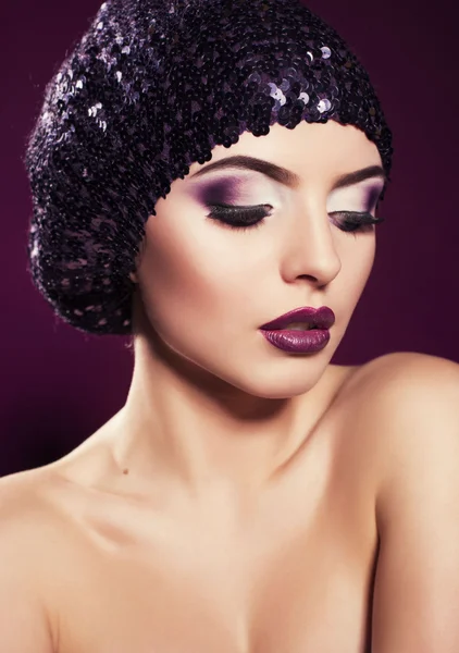 Retrato de modelo hermoso con maquillaje púrpura — Foto de Stock