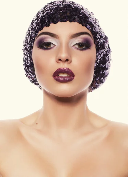 Porträtt av vacker modell med lila make up — Stockfoto