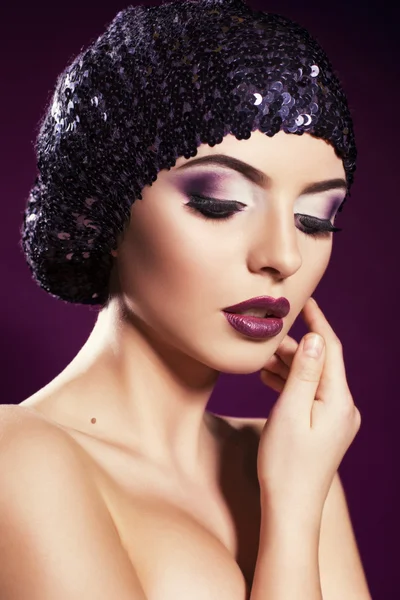 紫の穴埋めで美しいモデルの肖像画 — ストック写真