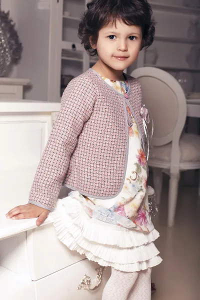 Güzel sevimli küçük bir kız — Stok fotoğraf