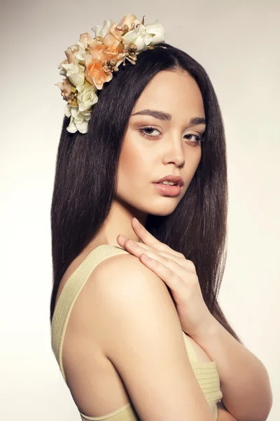 Vackra glamour brunett med flower's pannband — Stockfoto
