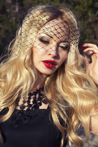 Porträt einer sexy blonden Frau mit Schleier im Gesicht — Stockfoto