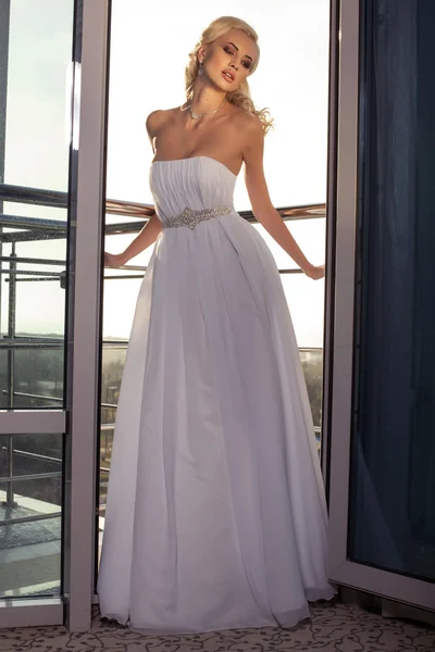Bella sposa glamour con i capelli biondi in elegante abito da sposa — Foto Stock