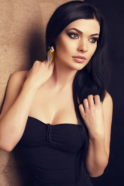 Portrét krásné bruneta s zlatými make-upu — Stock fotografie