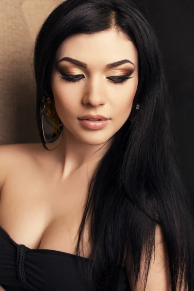 Portret de frumos bruneta cu machiaj de aur — Fotografie, imagine de stoc