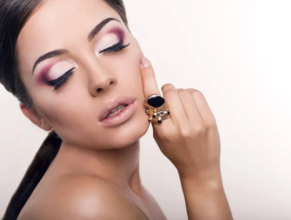 Sexig tjej med ljusa makeup med ring — Stockfoto