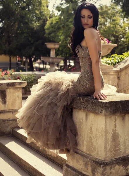 Belle femme en robe de luxe posant au parc d'été — Photo