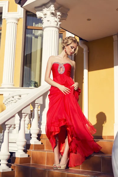 Mooie vrouw met elegante kapsel van luxe silk dress — Stockfoto
