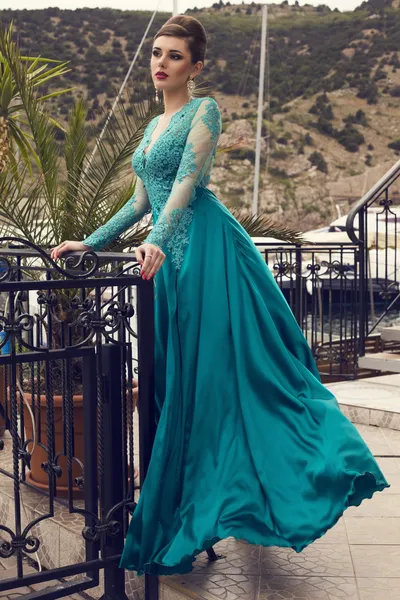 Hermosa mujer con peinado elegante en vestido de seda de lujo — Foto de Stock